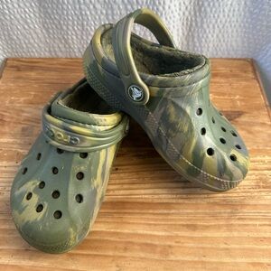 Camouflage Fur lined kid’s CROCS Boys Size 10/11
